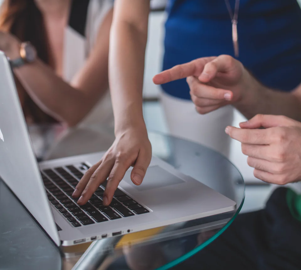 Colegas analisando dados em um notebook