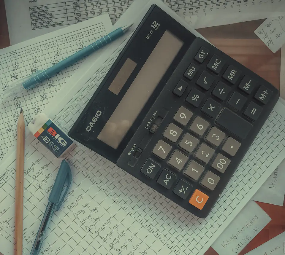Calculadora e documentos de cobrança sobre a mesa