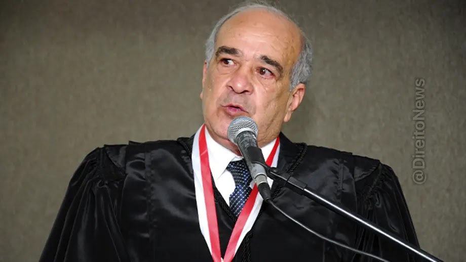 CNJ aposenta desembargador que deu tapa em nádega de colaboradora