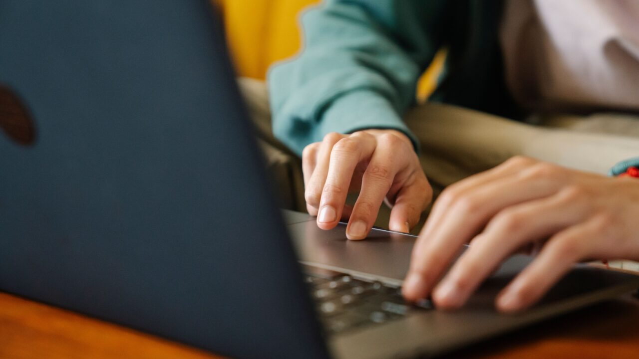 Pessoa digitando em notebook para atualizar o cadastro do CPF pela internet