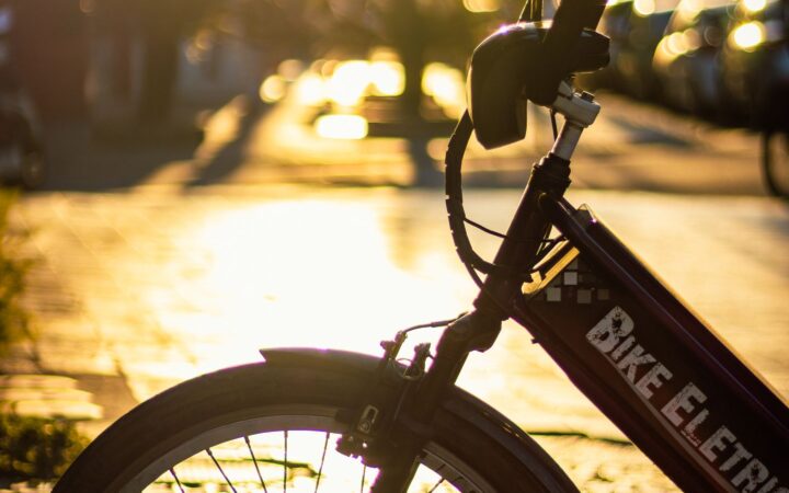 Patinete, Bike Elétrica ou Ciclomotor? Veja Quem Precisa de CNH e Placa em 2026
